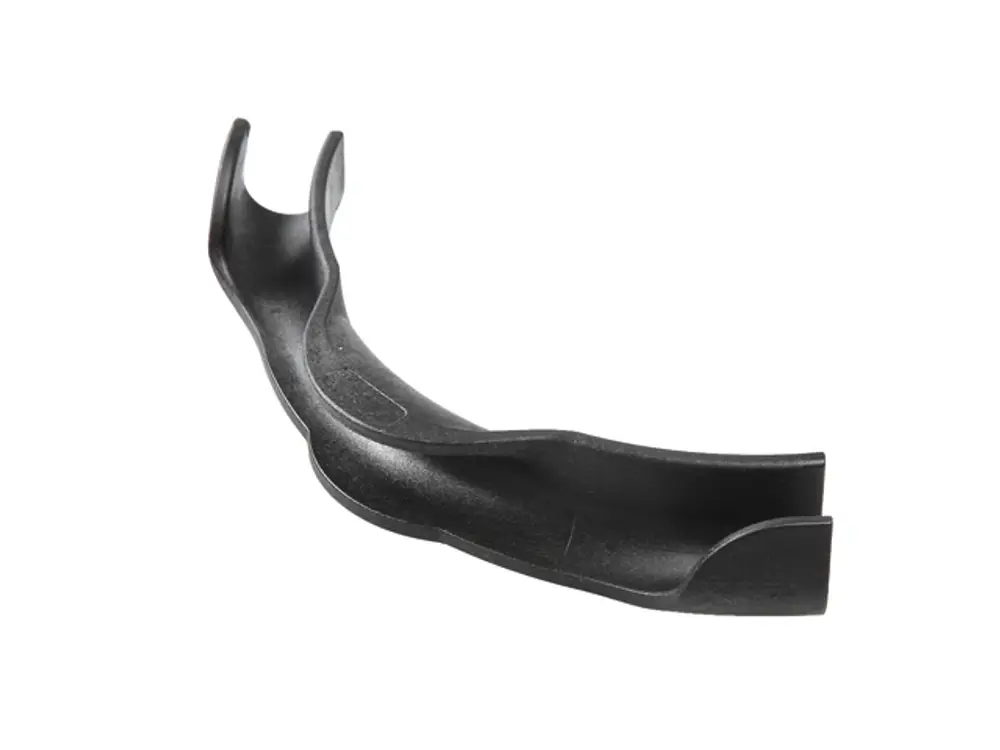 TECE-Rohrführungsbogen mit einem geschwungenen Design, gefertigt aus schwarzem Kunststoff, zur Befestigung und Führung von Rohren.